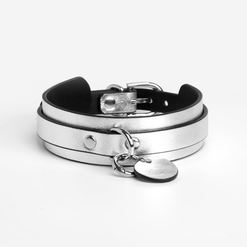 WILDCHOK Double‑Layer Genuine Cowhide Leather Choker | Contrast Inner Lining with Engravable Round Tag Pendant