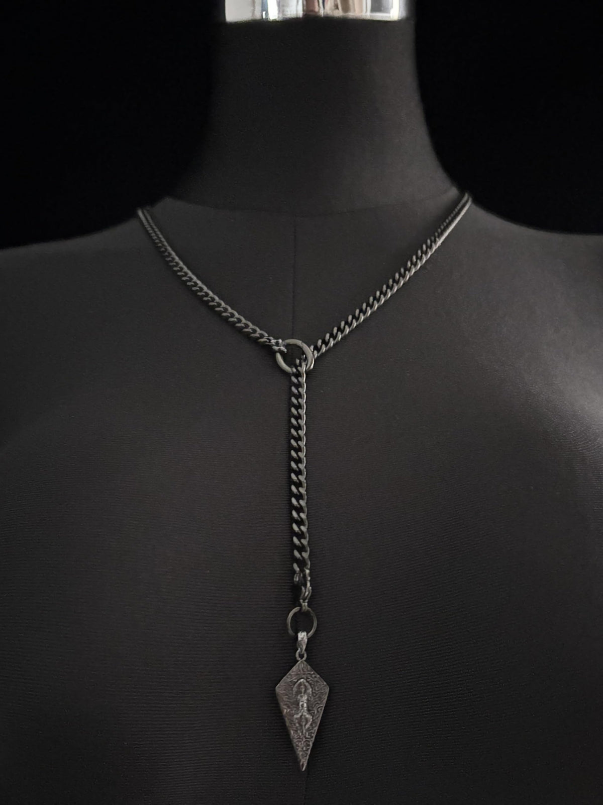 WILDCHOK - Knight’s Shield Slip Chain Choker